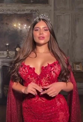 Sexy Valeriya Bearwolf enseña escote con Vestido Rojo