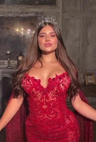 2. Sexy Valeriya Bearwolf Enseña Escote Con Vestido Rojo