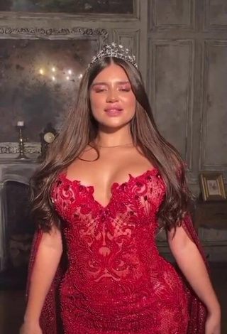 3. Sexy Valeriya Bearwolf Enseña Escote Con Vestido Rojo