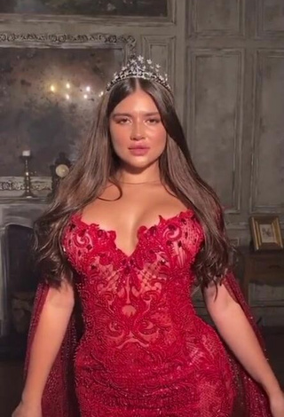 4. Sexy Valeriya Bearwolf Enseña Escote Con Vestido Rojo