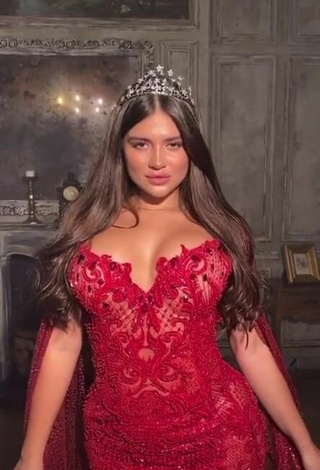 5. Sexy Valeriya Bearwolf Enseña Escote Con Vestido Rojo