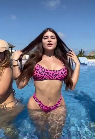 3. Caliente Valeriya Bearwolf Con Tanga En La Piscina