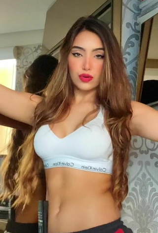 5. Sexy Vanessa Lopes Con Sujetador Deportivo Blanco Mientras Hace Danza Del Vientre