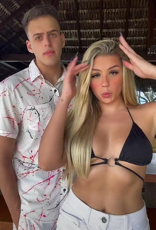 Sexy Virgínia con Sujetador de Bikini