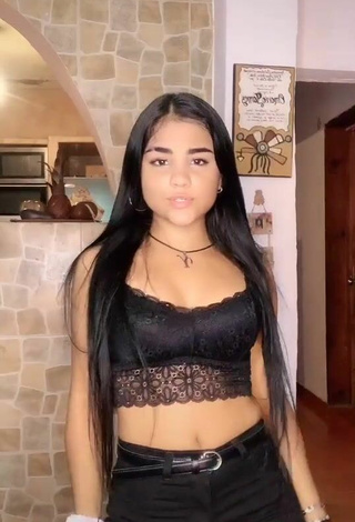 Caliente Yurielkys Ojeda enseña escote con Top Corto Negro