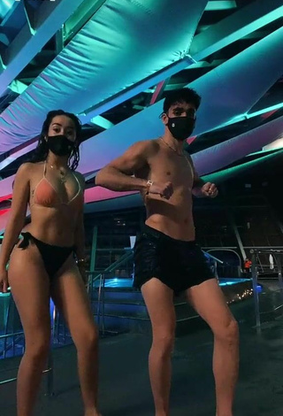 2. Atractiva Marina Riverss Con Provocativos Sujetador De Bikini En La Piscina