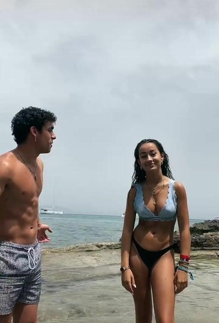 Sexy Marina Riverss con Sujetador de Bikini en la playa