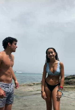 2. Sexy Marina Riverss Con Sujetador De Bikini En La Playa