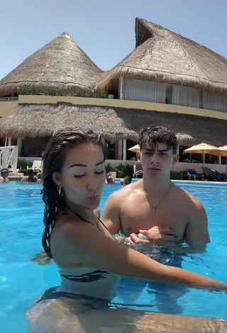 Adorable Marina Riverss con Sujetador de Bikini en la piscina