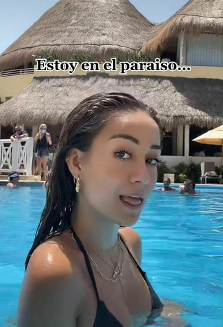 2. Guapísima Marina Riverss Con Atractivos Sujetador De Bikini En La Piscina