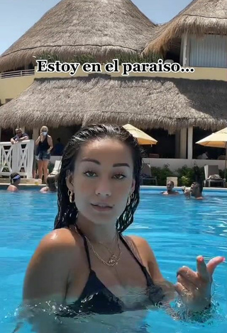 3. Guapísima Marina Riverss Con Atractivos Sujetador De Bikini En La Piscina