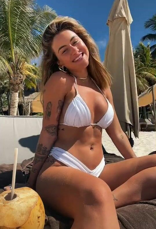 Maravillosa Abril Cols enseña escote con Bikini Blanco en la playa