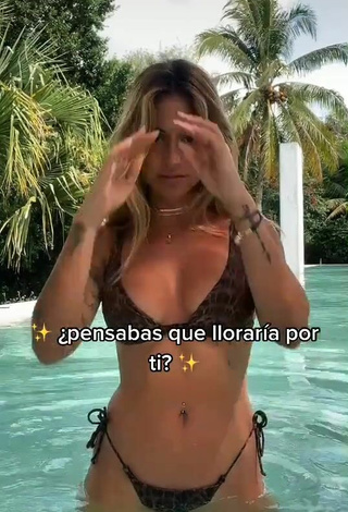 Guapísima Abril Cols enseña escote con Atractivos Bikini Leopardo en la piscina