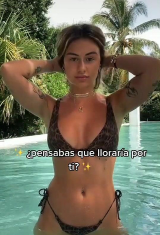 2. Guapísima Abril Cols Enseña Escote Con Atractivos Bikini Leopardo En La Piscina