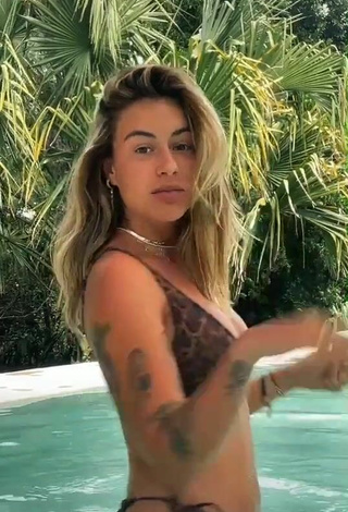 Sexy Abril Cols Enseña el culo en la piscina