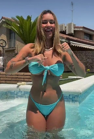 3. Abril Cols Enseña Escote Con Deslumbrantes Bikini Azul En La Piscina