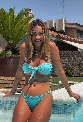 2. Magnética Abril Cols Enseña Escote Con Bikini Azul En La Piscina