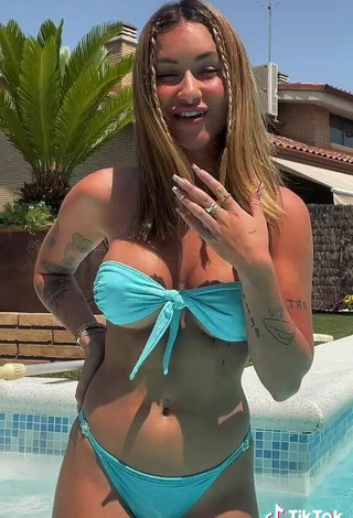 5. Magnética Abril Cols Enseña Escote Con Bikini Azul En La Piscina