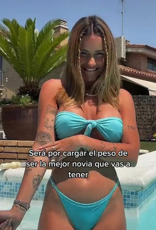 5. Sexy Abril Cols Con Bikini Turquesa En La Piscina