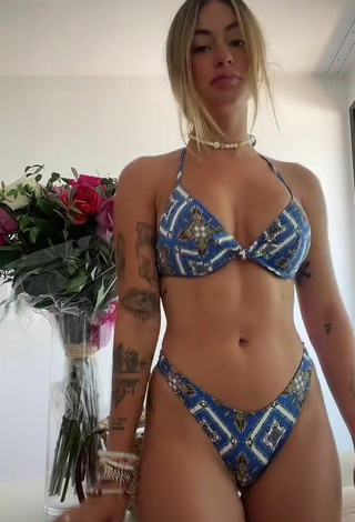 Abril Cols enseña escote con Sensuales Bikini