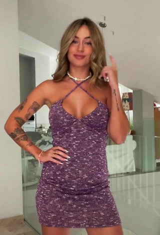 Cariño Abril Cols enseña escote con Sensuales Vestido