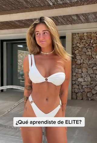 Adorable Abril Cols enseña escote con Bikini Blanco