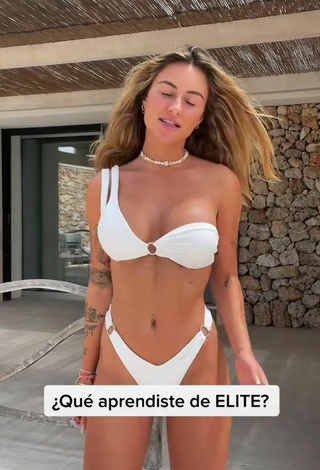 3. Adorable Abril Cols Enseña Escote Con Bikini Blanco