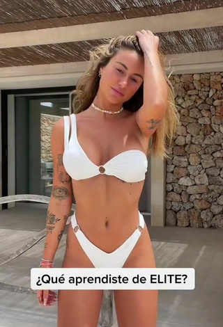 4. Adorable Abril Cols Enseña Escote Con Bikini Blanco