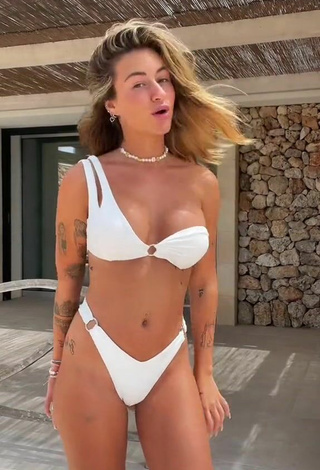 5. Adorable Abril Cols Enseña Escote Con Bikini Blanco