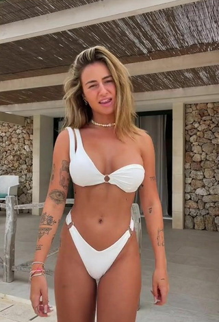 Abril Cols enseña escote con Provocativos Bikini Blanco