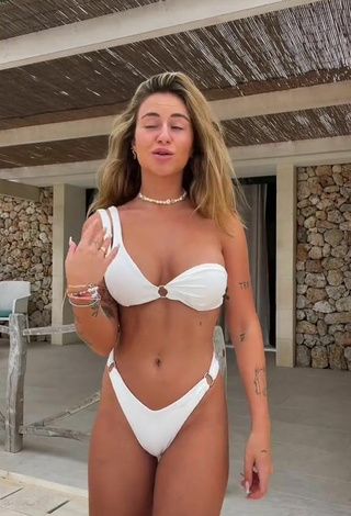 2. Abril Cols Enseña Escote Con Provocativos Bikini Blanco