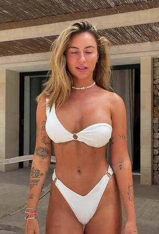 Abril Cols Parece Más caliente con Bikini Blanco