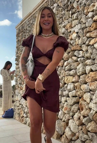 Adorable Abril Cols con Vestido Marrón