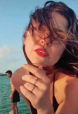 Hermosa Ale Ivanova con Sujetador de Bikini en un barco