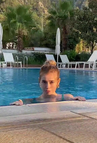 Sexy Alexandra Romanova con Sujetador de Bikini en la piscina