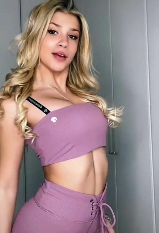 Sexy Alice de Bortoli enseña escote con Top Corto