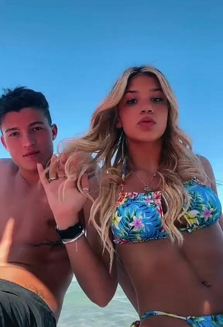 Más caliente Alice de Bortoli con Bikini Floral en el mar