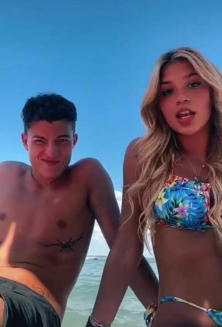 2. Más Caliente Alice De Bortoli Con Bikini Floral En El Mar