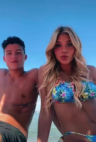 3. Más Caliente Alice De Bortoli Con Bikini Floral En El Mar