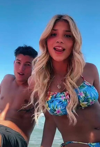 4. Más Caliente Alice De Bortoli Con Bikini Floral En El Mar