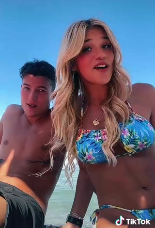 5. Más Caliente Alice De Bortoli Con Bikini Floral En El Mar