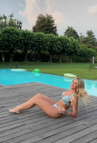 2. Caliente Alice De Bortoli Enseña Escote Con Bikini En La Piscina