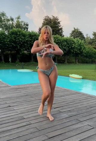 4. Caliente Alice De Bortoli Enseña Escote Con Bikini En La Piscina