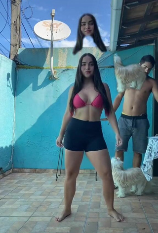 Elegante Aline Borges enseña escote con Sujetador de Bikini