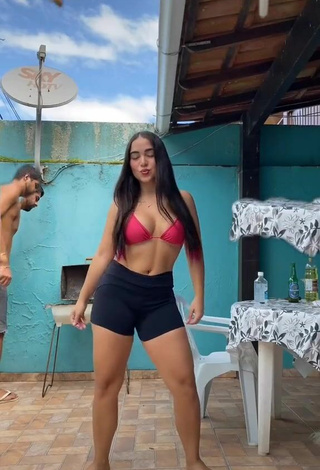 Sexy Aline Borges con Sujetador de Bikini y Pechos Saltarinas