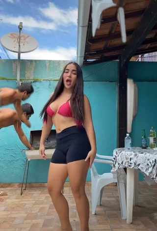 3. Sexy Aline Borges Con Sujetador De Bikini Y Pechos Saltarinas