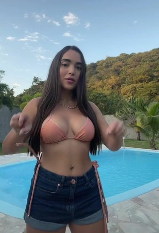 Adorable Aline Borges enseña escote con Sujetador de Bikini mientras hace twerking