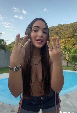 3. Guapísima Aline Borges Con Atractivos Sujetador De Bikini En La Piscina Mientras Hace Twerking