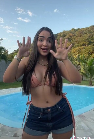 4. Guapísima Aline Borges Con Atractivos Sujetador De Bikini En La Piscina Mientras Hace Twerking