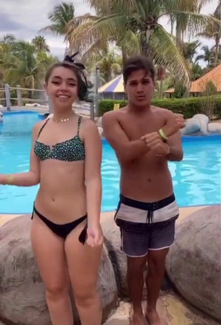 4. Sexy Amanda Ludmi Con Bikini En La Piscina